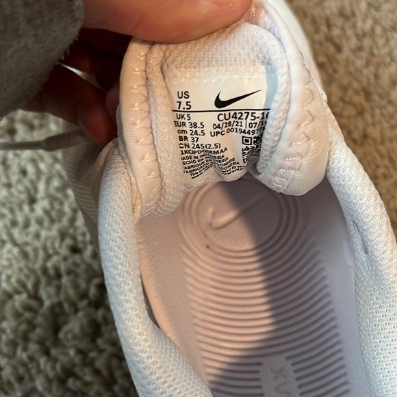 nike tennis shoes - Picture 6 of 6